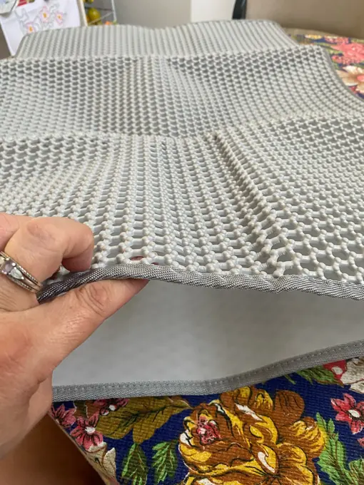Photo d'un acheteur montrant le tapis de litière Minopatte en situation
