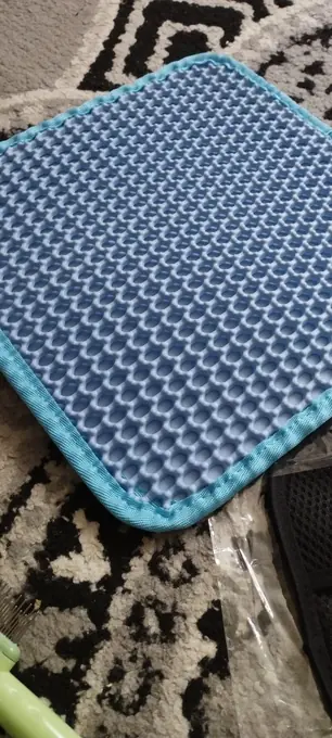 Photo d'un acheteur montrant le tapis de litière Minopatte en situation