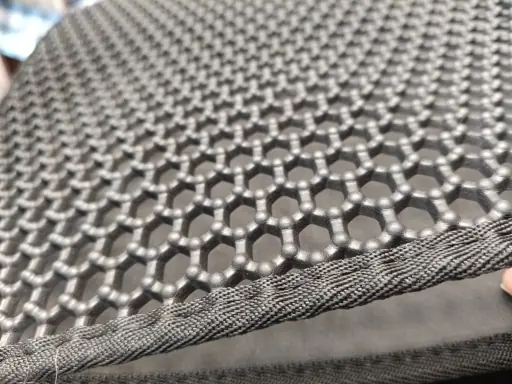 Photo d'un acheteur montrant le tapis de litière Minopatte en situation