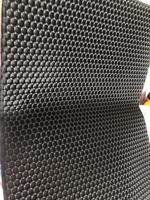 Photo d'un acheteur montrant le tapis de litière Minopatte en situation