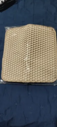 Photo d'un acheteur montrant le tapis de litière Minopatte en situation