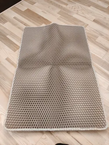 Photo d'un acheteur montrant le tapis de litière Minopatte en situation